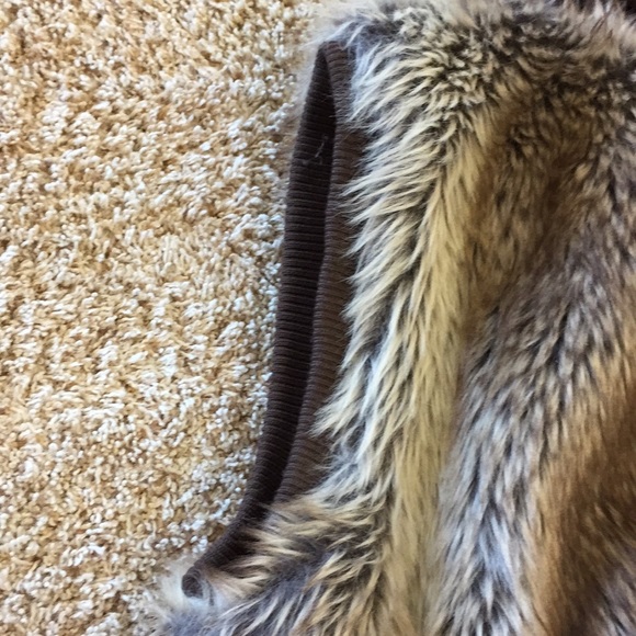 Forever 21 VGUC fauxfur vest/zipper/ribbed sweater - Picture 4 of 8